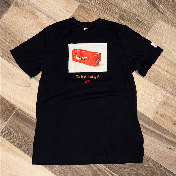 Nike  Black Tee with Red Graphic EUC Sz L - Picture 3 of 4